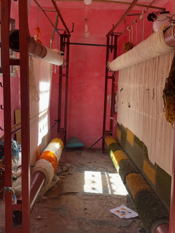 Salle de l'atelier avec plusieurs métiers à tisser