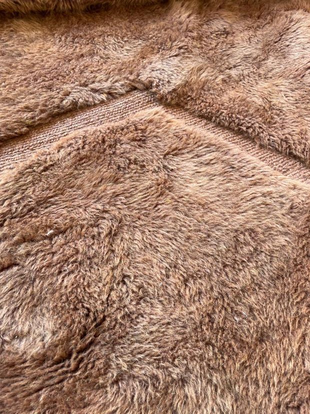 Relief du poil sur un tapis caramel