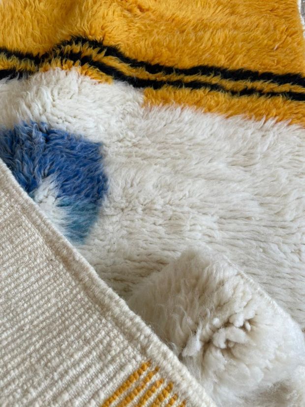 Motif jaune et bleu sur laine écrue