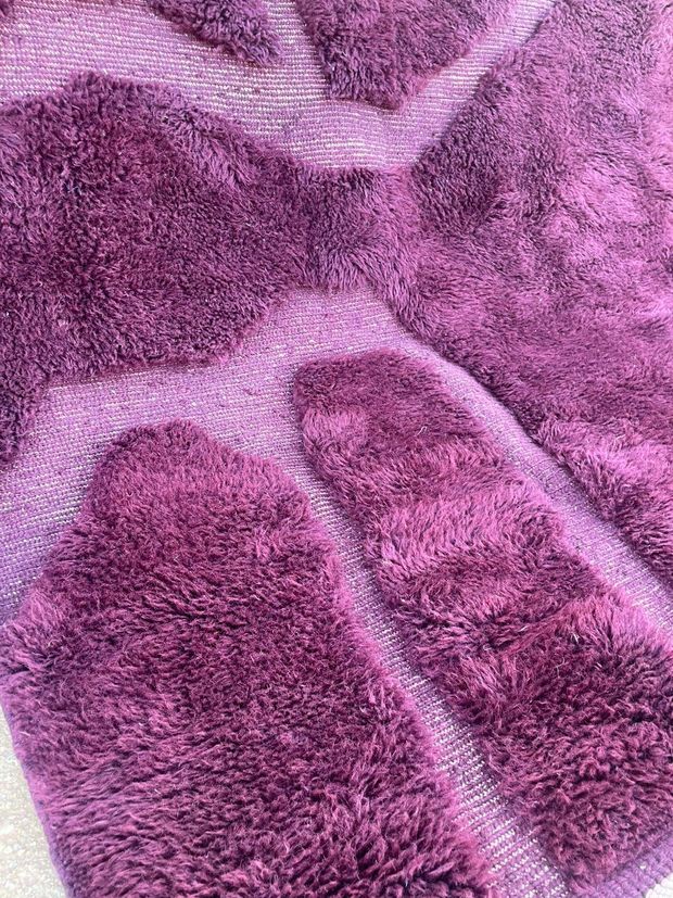 Relief sculpté dans un tapis violet
